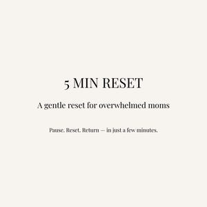 Może przedstawiać: Na kremowym tle widnieje napis "5 MIN RESET", a pod nim "A gentle reset for overwhelmed moms." Poniżej znajduje się tekst "Pause. Reset. Return - in just a few minutes."