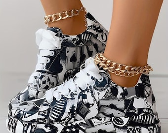 Einzigartiger Look: Sneaker für Damen mit coolem Graffiti-Print.
