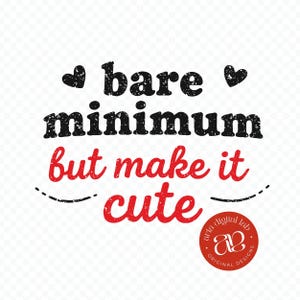 Puede incluir: Diseño gráfico con la frase "bare minimum but make it cute" en texto negro y rojo. Dos corazones negros flanquean la palabra "bare". Un logotipo circular rojo con texto también está presente.