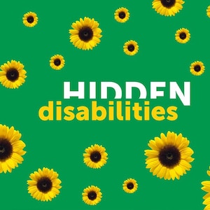 Puede incluir: Un fondo verde con girasoles amarillos y el texto "HIDDEN disabilities" en blanco y amarillo. Los girasoles tienen centros de color marrón oscuro y pétalos de color amarillo brillante.