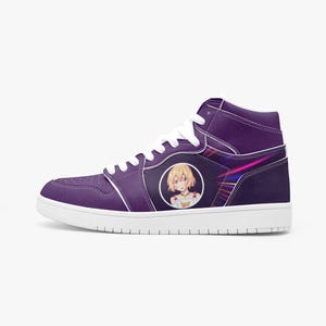 Puede incluir: Zapatilla alta morada con cordones y suela blancos. Presenta un gráfico circular de un personaje de anime en el lateral. El diseño incluye un detalle de rayas rosas y azules cerca del tobillo.