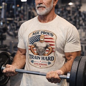 -shirt d'entraînement dur d'âge fier train | Drapeau américain de culturiste de style vintage