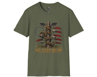 Camiseta No me pises / Cámara de vigilancia aplastando serpientes de Gadsden / Camiseta gráfica patriótica con la bandera estadounidense Libertad Libertad / No me pises