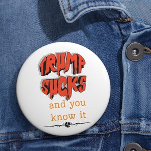 Pin anti-Trump, botón político divertido, insignia de protesta, humor, sátira demócrata, pin liberal, regalo, botón activista, pin sarcástico