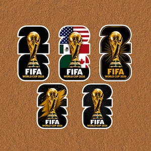 Peut inclure: Cinq autocollants représentant le trophée de la Coupe du Monde de la FIFA 2026. Chaque autocollant affiche le nombre 26, le trophée doré et le texte FIFA WORLD CUP 2026. Les motifs incluent le noir uni, les drapeaux des USA, Mexique et Canada.