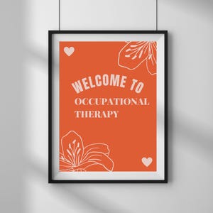 Può includere: Poster incorniciato con sfondo arancione e la scritta "WELCOME TO OCCUPATIONAL THERAPY" in bianco. Sono presenti anche illustrazioni floreali bianche e forme di cuore. La cornice è nera.