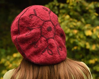 Sombrero OOAK Slouchy en color baya con patrón de vid de berenjena