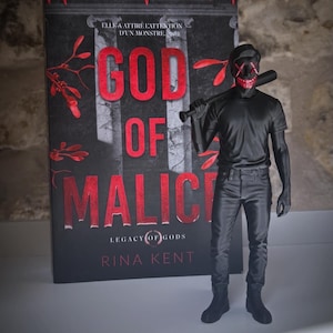 Puede incluir: Portada de libro con el título "GOD OF MALICE" en letras rojas, con el nombre del autor "Rina Kent" debajo. Una figura vestida de negro y con una máscara roja con un diseño de "X" sostiene un bate de béisbol. El libro es parte de la serie "Legacy of Gods".