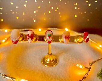 Presse de Noël pourpre sur les ongles