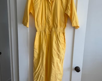 Vintage Diane von Furstenberg-jumpsuit uit de jaren 80 | Pastelgeel katoenen pilotenpak colbert | Vintage DVF-hulpoverall, maat Large