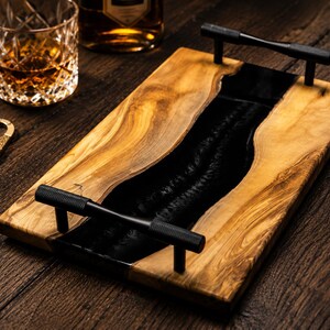 Olivenholz Serviertablett Epoxidharz schwarz/ Handgemachtes Unikat/ Whisky & Zigarren Tablett/ Männergeschenk/ Cigar Lounge Collection