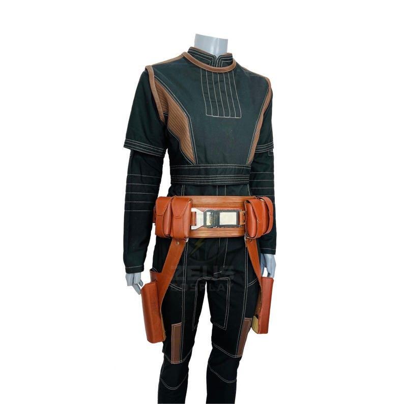 K&ouml;nnte beinhalten: Schwarzes und braunes Cosplay-Kost&uuml;m mit hohem Kragen und langen &Auml;rmeln. Das Kost&uuml;m hat braune Akzente an Schultern und Brust, einen braunen G&uuml;rtel mit Taschen und holsterartige Beinbefestigungen. Das Outfit ist mit vertikalen N&auml;hten versehen.