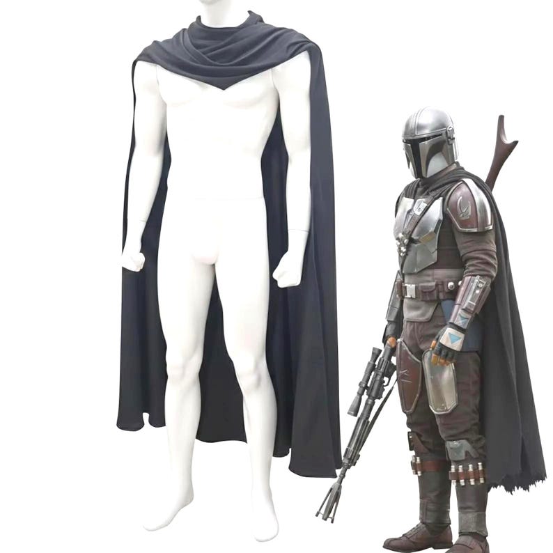 Pode incluir: Uma capa de tecido preto drapeada sobre um manequim branco, posicionada ao lado de um traje completo de um personagem vestindo capacete, armadura de peito, ombreiras em prata met&aacute;lico e cal&ccedil;as castanhas, segurando uma espingarda com mira.