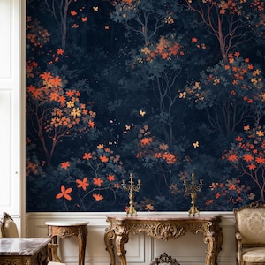 Puede incluir: Un papel pintado azul oscuro con una escena de bosque con flores y mariposas naranjas y amarillas. El papel pintado está instalado en una pared de una habitación con muebles antiguos, incluyendo una mesa y sillas con detalles ornamentados.