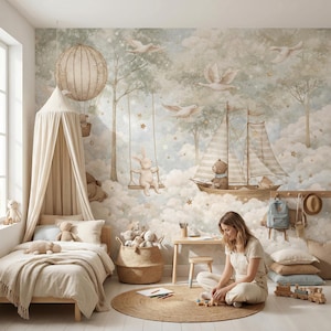 Op de afbeelding: Een kinderkamer met een muurschildering van een zeilboot, een konijn op een schommel en een luchtballon. De kamer heeft een bed met een luifel, een geweven mand met knuffels en een vrouw die met houten blokken speelt op een ronde mat.