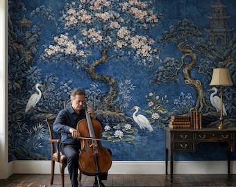 Può includere: Un murale con sfondo blu profondo raffigurante un grande albero in fiore, aironi bianchi, ninfee e una pagoda. La scena include una sedia in legno, un violoncello, una scrivania in legno scuro con libri, una lampada da tavolo e un tappeto decorato.