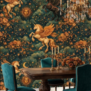 Könnte beinhalten: Ein Esszimmer mit einem dunklen Holztisch und teal-farbenen Samtstühlen. Die Tapete hat einen teal-farbenen Hintergrund mit goldenen Akzenten, darunter Einhörner, Himmelsmotive und Rosen. Über dem Tisch hängt ein Kristall-Kronleuchter.