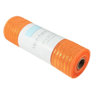 Könnte beinhalten: Eine Rolle aus leuchtend orangefarbenem Netzstoff mit metallischem Glanz. Ein weißes Papieretikett ist um die Mitte gewickelt und trägt den Text Trimits Mesh Fabric, 9m x 25.5cm, und 100% polyester. Das Netz hat eine gitterartige Struktur.