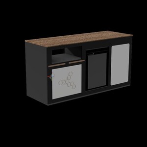 Könnte beinhalten: Ein schwarz-brauner Schrank mit einer hellbraunen Arbeitsplatte. Der Schrank hat einen kleinen Kühlschrank, ein Regal und zwei Türen. Eine Tür hat eine weiße Oberfläche mit einem Wabenmuster.