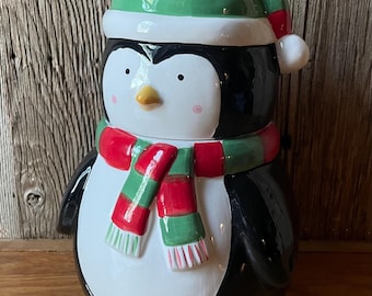 Barattolo per biscotti vintage Harry & David a forma di pinguino natalizio, sciarpa e cappello rossi e verdi.
