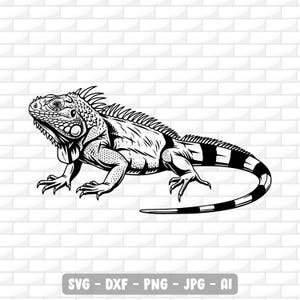 Puede incluir: Ilustración en blanco y negro de una iguana. La iguana se muestra de perfil, con detalles intrincados de sus escamas, cresta dorsal y cola a rayas. Incluye el texto "SVG - DXF - PNG - JPG - AI".