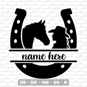 Peut inclure: Design en silhouette noire représentant un fer à cheval, une tête de cheval et une cowgirl avec un chapeau. Le texte "name here" est centré en dessous. Le bas de l'image comprend les options de type de fichier : SVG, DXF, PNG, JPG et AI.