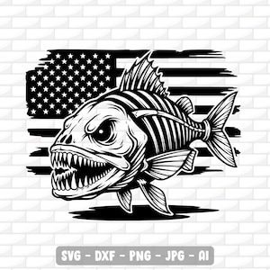 以下が含まれることがあります： 怒った表情の魚の骨格の白黒イラストで、使い古されたアメリカ国旗を背景にしています。魚は鋭い歯を持っており、「SVG - DXF - PNG - JPG - AI」の文字に囲まれています。