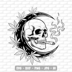 Könnte beinhalten: Schwarz-Weiß-Illustration eines Schädels, der eine Zigarre raucht, umgeben von einem Mond und Cannabisblättern. Der Text "SVG - DXF - PNG - JPG - AI" ist enthalten.