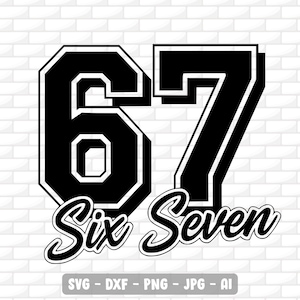 Puede incluir: Gráfico en blanco y negro del número "67" con contorno blanco y sombra. Debajo de los números, las palabras "Six Seven" están escritas en cursiva. El fondo es una pared de ladrillos blancos.