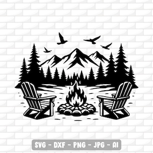 Könnte beinhalten: Schwarz-Weiß-Illustration einer Lagerfeuerszene. Zwei Adirondack-Stühle stehen vor einem Lagerfeuer, mit Bergen, Bäumen und Vögeln im Hintergrund. Der Text "SVG - DXF - PNG - JPG - AI" ist enthalten.