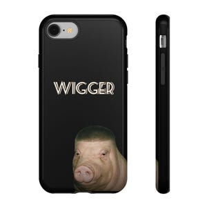 Puede incluir: Funda de teléfono negra con la palabra "WIGGER" en una fuente estilizada sobre la cara de un cerdo. El cerdo tiene un corte de pelo bien recortado. La funda del teléfono se muestra desde el frente y de lado.