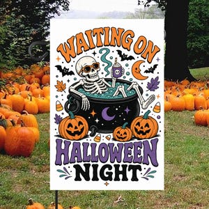 Peut inclure: Un drapeau de jardin rectangulaire représentant un squelette se relaxant dans un chaudron noir rempli de liquide sarcelle. Le texte indique WAITING ON HALLOWEEN NIGHT. Le motif inclut des citrouilles orange, des chauves-souris et une lune.
