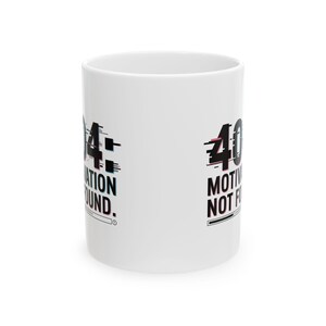 Peut inclure: Mug en céramique blanche avec l'inscription "404: Motivation Not Found" en noir, avec des accents de style glitch roses et bleus. Le mug est cylindrique et présente un design simple et épuré.