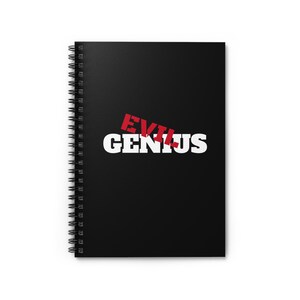 Puede incluir: Cuaderno negro con espiral con las palabras "EVIL GENIUS" en blanco, con la palabra "EVIL" en rojo, con una fuente estilizada. El cuaderno está cerrado y tiene una cubierta negra.