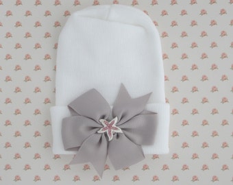 White Baby Hospital Hat with a grey bow and a pink rhinestone starfish, newborn take home outfit, beanie, bebe, foto, by Lil Miss Sweet Pea