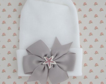 White Newborn Hospital Hat with grey bow and a pink rhinestone starfish, newborn take home outfit, beanie, bebe, foto, by Lil Miss Sweet Pea