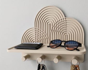 Organizzatore moderno per l'ingresso con portachiavi e mensola a parete.