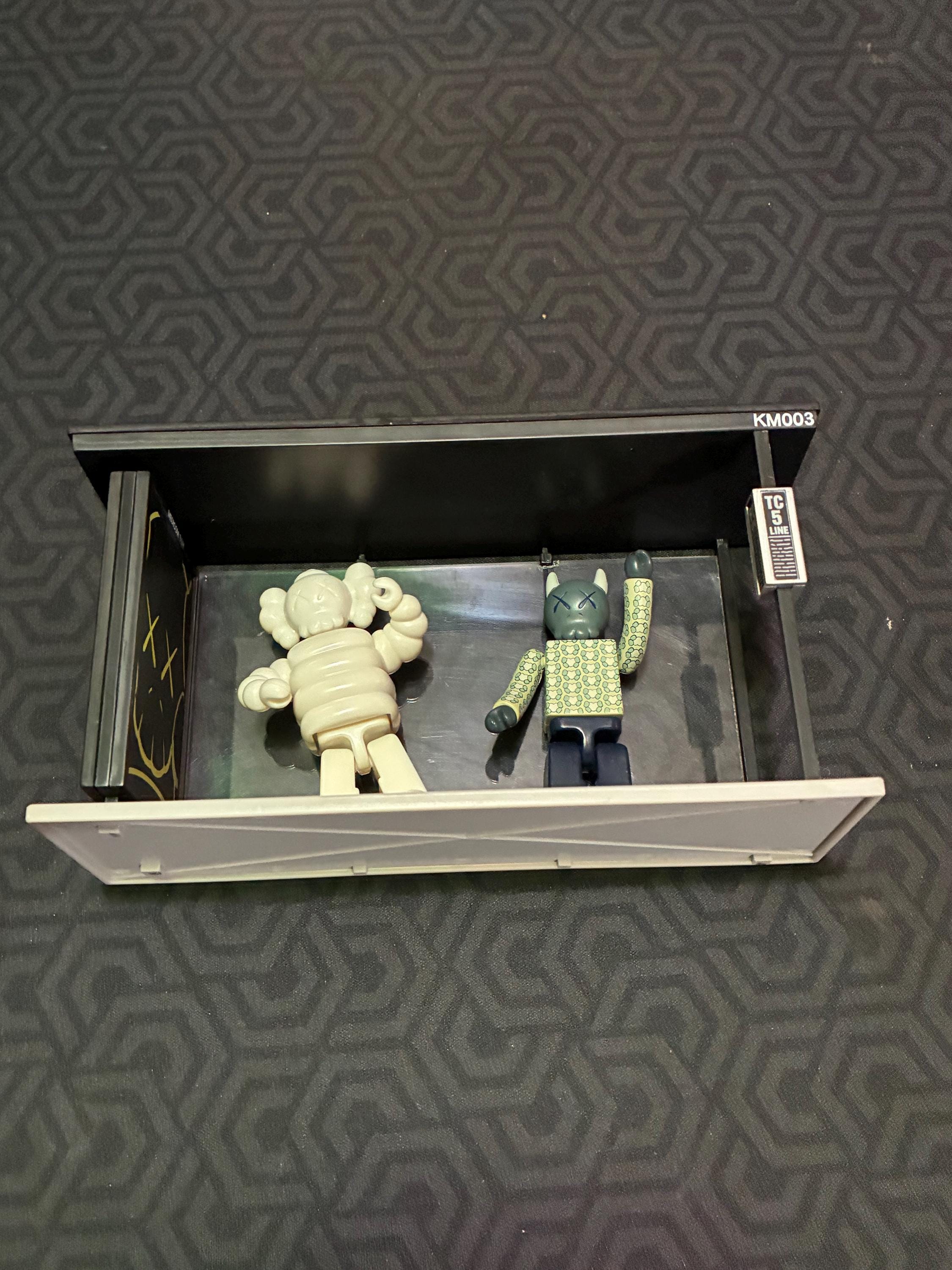 メディコム・トイ キューブリック KAWS-KUBRICK 桜井誠 フィギュア 