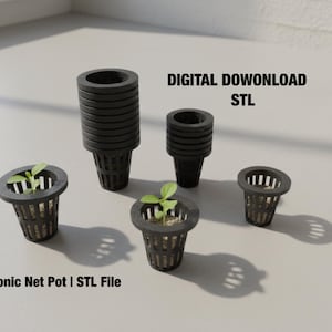 Peut inclure: Plusieurs pots en filet hydroponiques noirs de différentes tailles, certains contenant de petites plantes. Les pots sont cylindriques avec des côtés fendus et une base évasée. Le texte sur l'image indique "TÉLÉCHARGEMENT NUMÉRIQUE STL" et "Hydroponic Net Pot | Fichier STL."