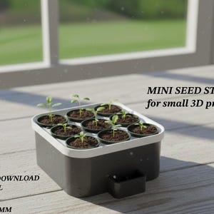Puede incluir: Un mini semillero para pequeñas impresoras 3D, con un contenedor gris oscuro y blanco que contiene ocho macetas pequeñas llenas de tierra y plantas jóvenes. La imagen incluye el texto "MINI SEED STARTER for small 3D printers" y "DIGITAL DOWNLOAD STL 18x18MM".