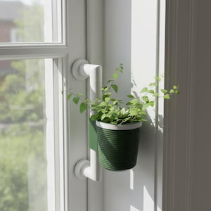 Op de afbeelding: Een witte keramische mok met een zwart handvat en de tekst "But First, Coffee" in een zwarte, handgeschreven lettertype. De mok staat op een wit oppervlak.