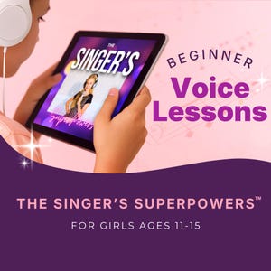 Op de afbeelding: Een tablet met "The Singer's Superpowers" zanglessen voor meisjes van 11-15 jaar. Het scherm toont een jonge zangeres met een koptelefoon. De achtergrond is roze en paars met de woorden "Beginner Voice Lessons".