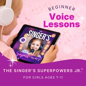 Op de afbeelding: Een persoon met een witte koptelefoon houdt een tablet vast met "The Singer's Superpowers" en de tekst "Beginner Voice Lessons". De tablet toont een meisje met een koptelefoon en een microfoon. De afbeelding heeft een roze achtergrond met muzieknoten en de tekst "The Singer's Superpowers Jr. For Girls Ages 7-11."