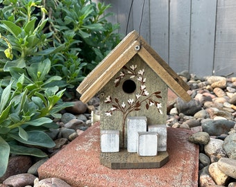 BIRDHOUSE, Pajarera rústica, Pajarera de madera, Pajarera hecha a mano, Casa de pájaros funcional para pájaros, Pajarera al aire libre pintada a mano