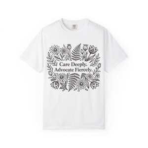 Camiseta de trabajador social, terapeuta, defensa, ayuda profesional, profesional de la salud mental, estampado floral imagen 3
