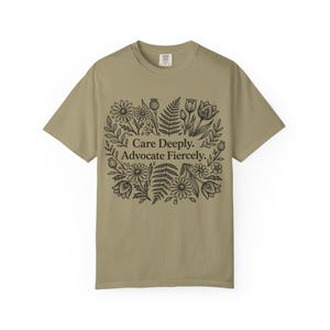 Camiseta de trabajador social, terapeuta, defensa, ayuda profesional, profesional de la salud mental, estampado floral imagen 7