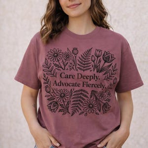 Camiseta de trabajador social, terapeuta, defensa, ayuda profesional, profesional de la salud mental, estampado floral imagen 1