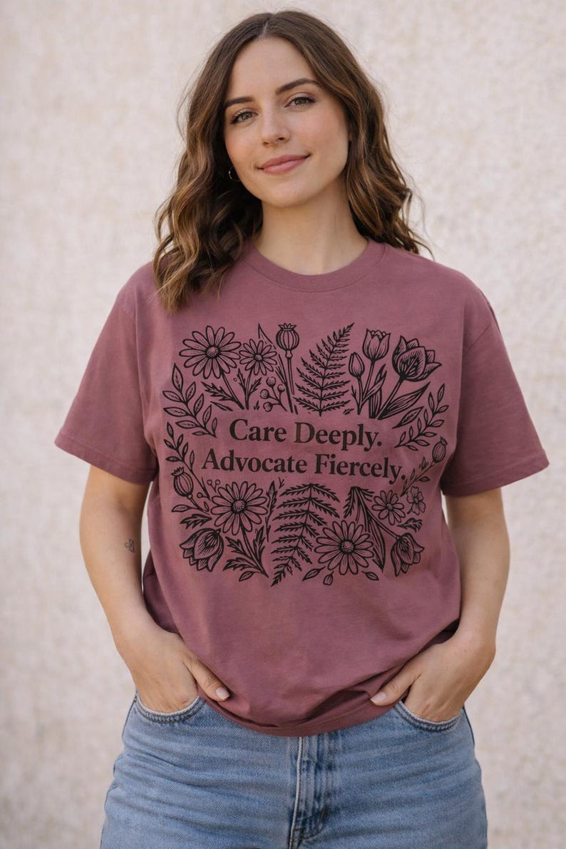 Camiseta de trabajador social, terapeuta, defensa, ayuda profesional, profesional de la salud mental, estampado floral imagen 1