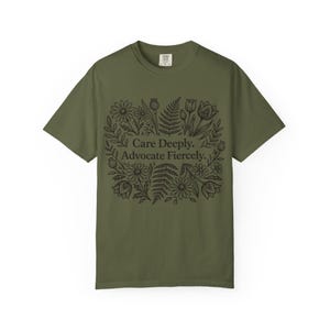 Camiseta de trabajador social, terapeuta, defensa, ayuda profesional, profesional de la salud mental, estampado floral imagen 11