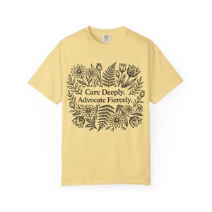 Camiseta de trabajador social, terapeuta, defensa, ayuda profesional, profesional de la salud mental, estampado floral imagen 9